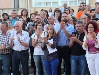 L'equip de govern i veïns d'Alcanar van concentrar-se davant l'ajuntament per mostrar el seu suport a l'alcalde i el regidor. JUDIT FERNÁNDEZ