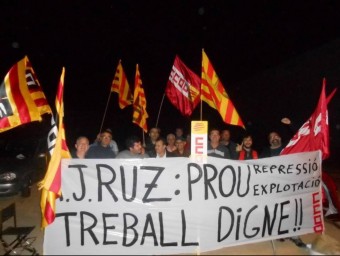 Una imatge de la concentració de protesta del personal d'A.J. Ruz de Sils, en l'inici de la vaga, dijous a la nit P. G