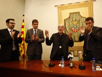 Pere Bach, agraint el reconeixement de l'alcalde i els regidors després de rebre ahir la Medalla d'Or de Banyoles al saló de plens PERE DURAN