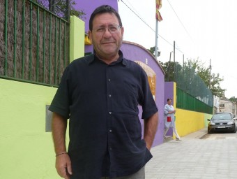 L'alcalde Pere Trias, davant la façana recentment renovada de l'escola E. C