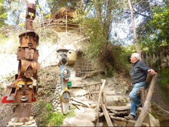 Josep Pujiula i algunes de les escultures que va aixecar a la vora del rec de can Sis rals. R. E