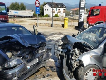 Estat en què han quedat els dos turismes implicats en l'accident, aquest dilluns a Olius BOMBER DE LA GENERALITAT