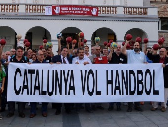 Els participants en la concentració d'ahir a Cerdanyola, al davant de l'Ajuntament. JUANMA RAMOS