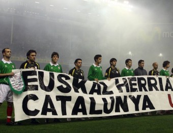 Els jugadors d'Euskadi i Catalunya , amb una pancarta reivindicant l'oficialitat de les seleccions, en el partit disputat a San Mamés l'any 2007 ORIOL DURAN