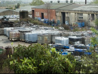 Una imatge de l'empresa el 2012, amb centenars de bidons de residus acumulats JOSEP LOSADA