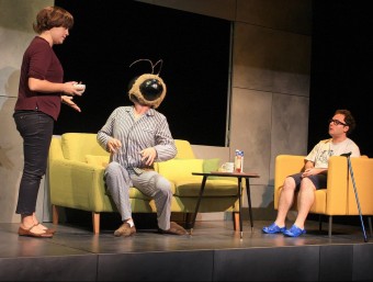 Una escena de ‘Bluf', amb abella parlant inclosa LLUÍS SERRAT