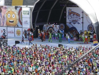 Imatge de l'escenari de la Festa dels Súpers amb la Lila cantant ‘Sóc així' TVC