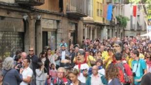 Una gentada pel centre de Girona durant la cercavila que es va celebrar la diada de Sant Narcís. DANI VILÀ