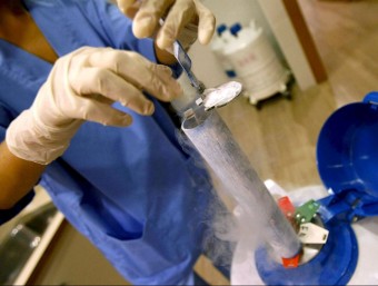 Una biòloga treballa en una clínica on realitzen el tractament de congelació d'òvuls arxiu