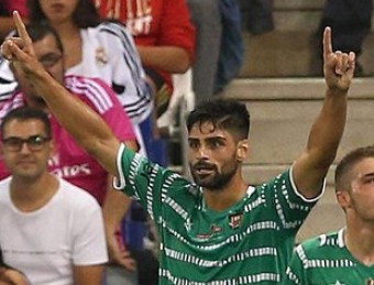 Óscar Muñoz, amb els dos braços alçats a l'esquerra del tot, celebra amb la resta de companys l'1-1 que li va marcar al Real Madrid dimecres passat EFE