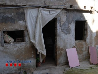 L'habitatge a Banyeres del Penedès que servia de magatzem d'heroïna.  MOSSOS D'ESQUADRA 