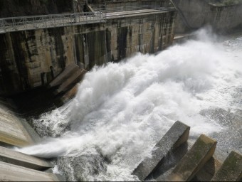 Alliberament d'aigua des d'un dels desguassos de fons de la presa de Sau ACA
