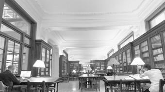 Sala de la biblioteca del Centre de Lectura. El Punt Avui