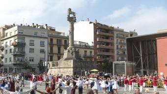 Una imatge del Concurs de Colles Sardanistes de Girona, ahir a la plaça del Lleó. La colla barcelonina Mare Nostrum va ser coronada la millor de Catalunya GLÒRIA SÁNCHEZ / ICONNA