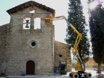 L'església de Sant Martí , durant les feines de restauració de la façana a la que ha estat sotmès aquest temple originari del segle XII. R. E