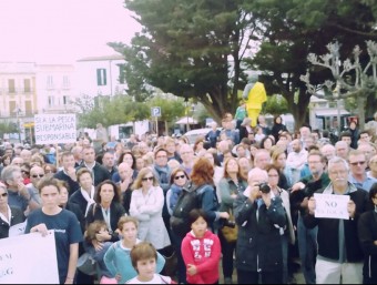 Un instant durant la manifestació que es va realitzar aquest dissabte a la tarda a la platja gran de Cadaqués HUGO GARCÍA / ACN