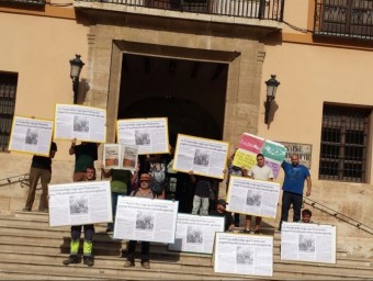 Concentració a les portes de l'Ajuntament de Paterna. EL PUNT AVUI