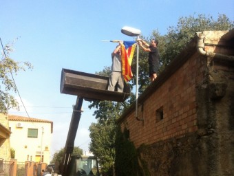 A Ordis es preparen pel 9N penjant estelades als carrers. EL PUNT AVUI