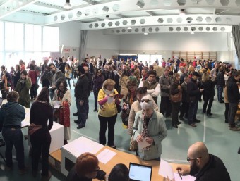 Aspecte del col·legi electoral instal·lat a l'institut Vallvera de Salt el 9-N poca estona després de l'inici de la jornada J.N