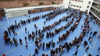 Cues de gent per participar en el 9-N a la Salle de Gràcia de Barcelona aquest diumenge REUTERS/ALBERT GEA