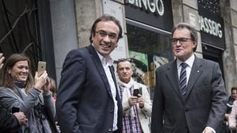 Josep Rull i Artur Mas aquest dilluns al matí davant la seu de CDC, on el president de la Generalitat ha estat rebut amb aplaudiments QUIM PUIG