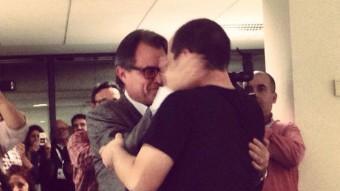 Artur Mas i David Fernàndez s'abracen aquest diumenge 9 de novembre ACN