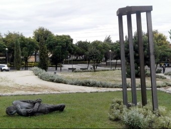 Estàtua que Premià de Dalt va dedicar fa anys a Jordi Pujol i que uns desconeguts van tirar a terra al 2014. ARXIU