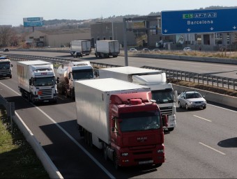 Imatge de camions de mercaderies que entren i surten de la ciutat de Barcelona.  ARXIU