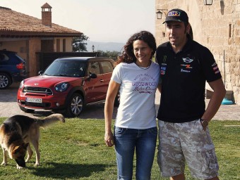 Nani Roma, amb la seva dona, Rosa Romero, i el pastor alemany Duc, a la seva casa de Prats de Lluçanès. Al costat, l'osonenc amb la moto guanyadora del Dakar 2004 IAN PERAKIS