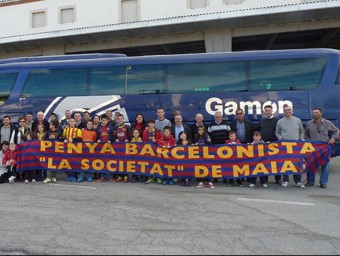 Membres de l'agrupació maialenca, en un desplaçament amb autocar fins al Camp Nou PB LA SOCIETAT