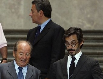 Josep Lluís Núñez conversa amb el seu advocat seguit del seu fill ORIOL DURAN