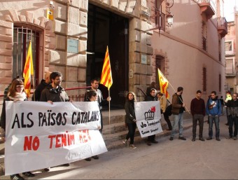 Concentració de suport a un dels joves acusats de cremar una foto del rei, aquest dilluns als jutjats de Tortosa ACN