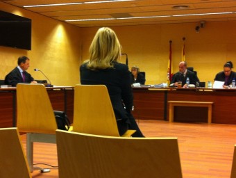 Feliu, durant el judici, que es va celebrar a la sala de vistes de la secció quarta de l'Audiència de Girona. A l'esquerra, el seu advocat, Carles Mascort G. P