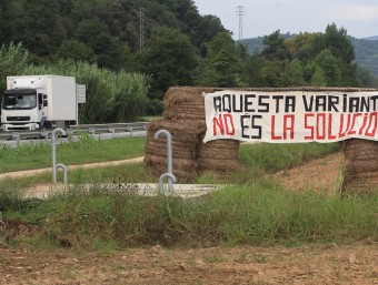 Una pancarta contra el projecte de variant de Bescanó que hi ha a la recta de Vilanna LLUÍS SERRAT