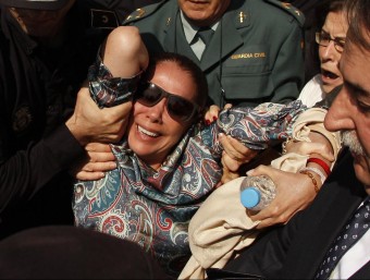 Singer Isabel Pantoja collapses outside court.  EFE / REUTERS