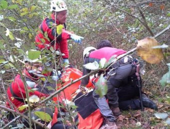 Els Bombers rescatant el boletaire que havia desaparegut a Muntanyola ACN