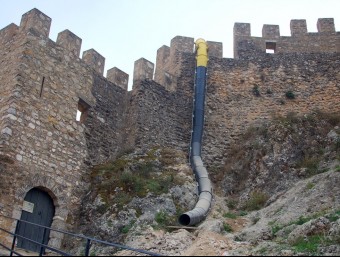 Porta d'entrada i murada del castell de Banyeres. B. SILVESTRE