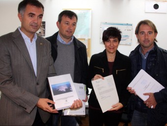 Els alcaldes de Cadaqués, el Port de la Selva, Roses i Colera ahir, després de presentar les al·legacions ÀLEX RECOLONS / ACN