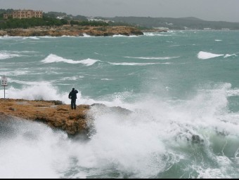 Imatge del temporal de mar ahir a la costa de Tarragona EFE / JAUME SELLART