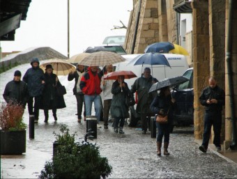 Alguns visitants en dia de pluja per Morella. EL PUNT AVUI