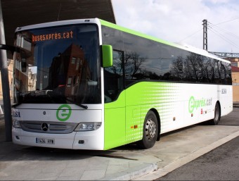 Un dels nous vehicles de la línia ja rotulat amb la denominació del servei bus exprés.cat O.BOSCH / ACN