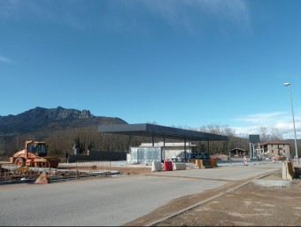 Una vista general de les obres de construcció de la nova benzinera del polígon d'activitats econòmiques de la Serra a la Vall d'en Bas. J.C