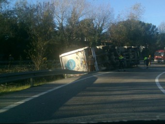 El camió va quedar tombat al costat de la carretera. ELENA ALONSO