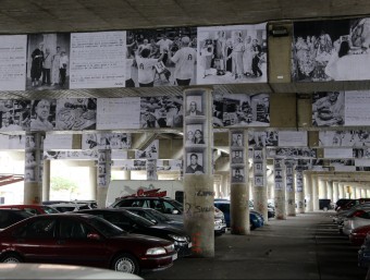 La mostra a sota del pont de l'autopista aplega fotos i vivències d'adrianencs vinguts de tot arreu. QUIM PUIG