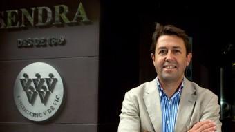 El director general de Can Duran, David García-Gasull, davant un distintiu de Casa Sendra.  ARXIU/CAN DURAN