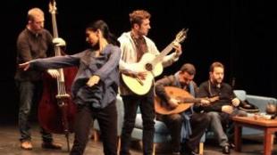 Shantala Shivalingappa amb Ferran Savall, a la guitarra, en un assaig recent. J. SABATER