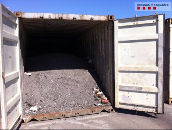 Un dels contenidors carregats d'‘escograva' al port de Barcelona MOSSOS D'ESQUADRA