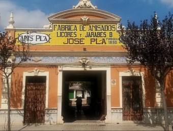 Façana principal de les destil·leries José Pla de Puçol. CEDIDA