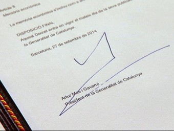 La signatura d'Artur Mas en el decret de convocatòria del 9-N i, al costat i de dalt a baix, les firmes de Hitler, Antoni Gaudí, Bill Gates i Steve Jobs. ARXIU