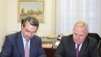Instant d ela signatura de l'acord amb la Diputació d'Alacant. B. SILVESTRE